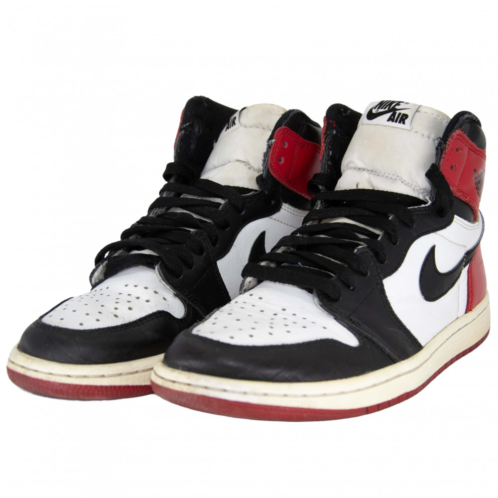Nike Air Jordan 1 Retro High (Black Toe)