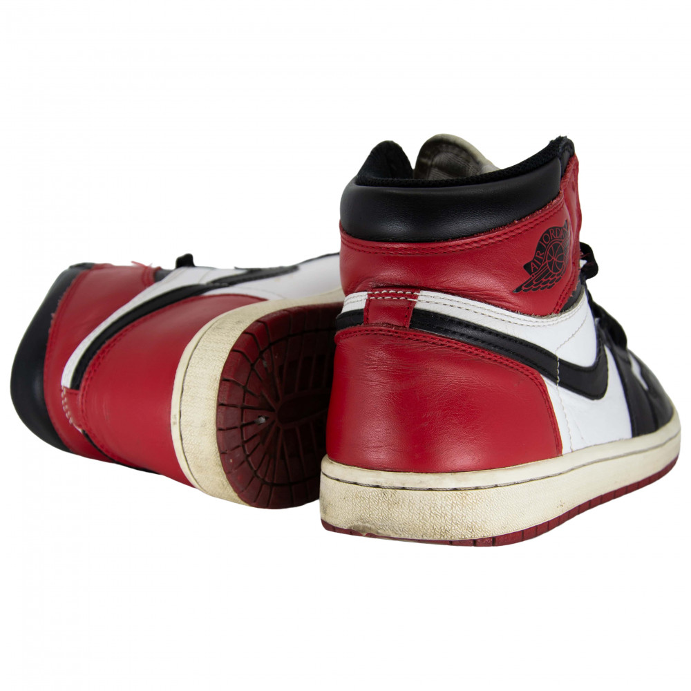 Nike Air Jordan 1 Retro High (Black Toe)